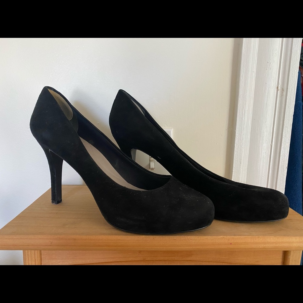 Black pumps